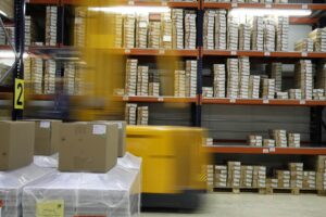 POYNTING-Antennen gewährleisten eine zuverlässige Konnektivität für IoT-fähige Lagerhallen und unterstützen die nahtlose Kommunikation für autonome Bots und intelligente Logistikabläufe. Bilder dienen ausschließlich der visuellen Darstellung. Diese Bilder dürfen ohne vorherige Genehmigung nicht heruntergeladen, kopiert oder in irgendeiner Form verwendet werden.