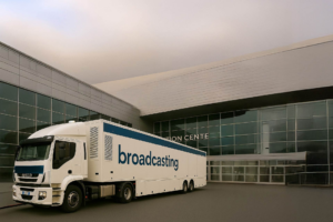 Broadcasting van using POYNTING MIMO-8 series 8x8 MIMO 5G and Wi-Fi antenna for high-bandwidth live media transmission