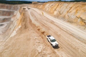 POYNTING EPNT-7 montado no teto de um LVD dirigindo off-road em uma mina. As imagens são usadas apenas para fins de representação visual. Estas imagens não podem ser baixadas, copiadas ou usadas de nenhuma forma sem autorização prévia.